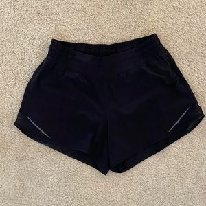 lululemon black hotty hot 4’ shorts (size 8)